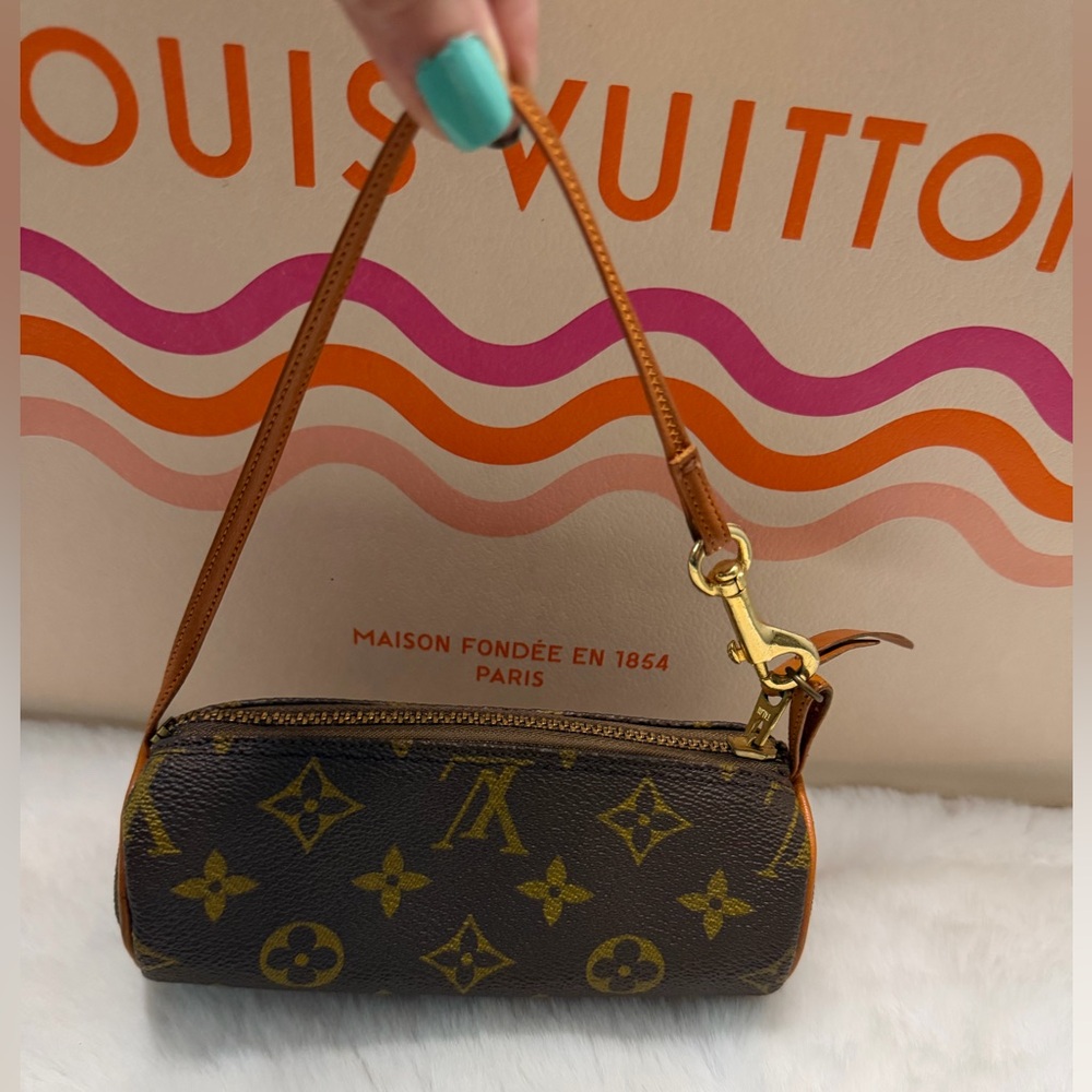 Louis Vuitton - Picture 2 of 16